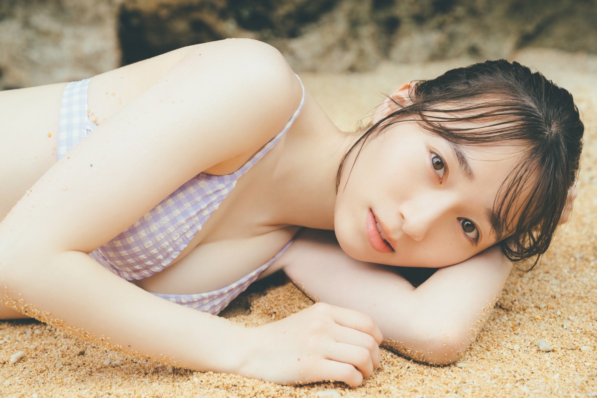 櫻坂46・守屋麗奈、白のオーバーオールスタイル　1st写真集新規カット公開