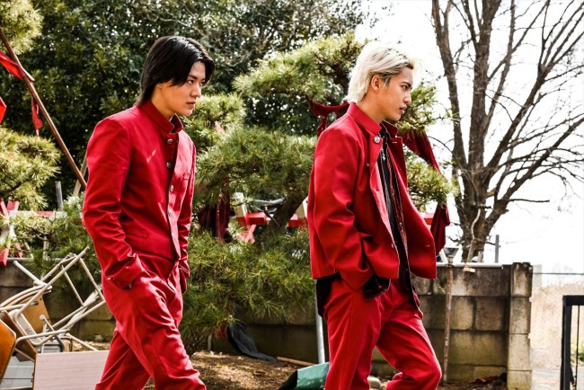 映画『HiGH&LOW THE WORST X』より(左から)“瀬ノ門”須嵜(NCT 127・YUTA)と天下井(BE:FIRST・RYOKI)