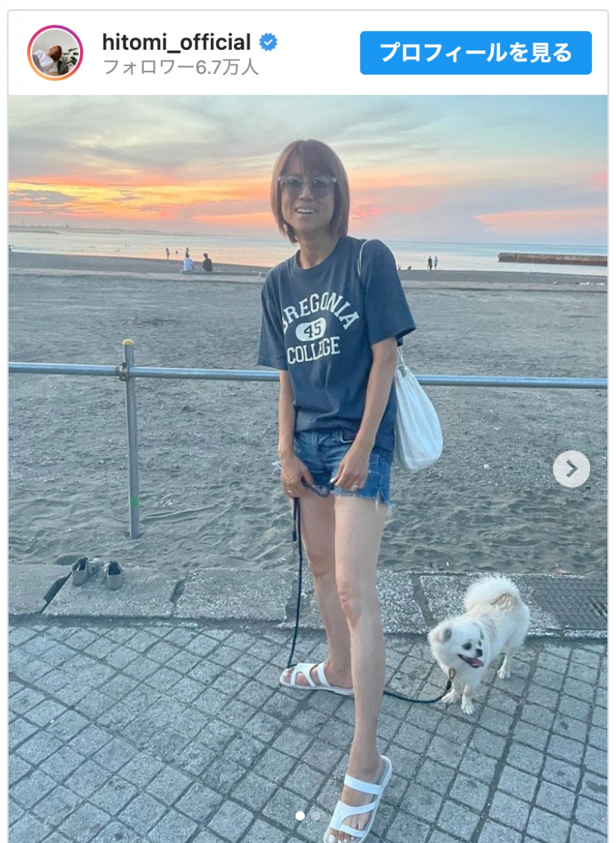 hitomi、ショーパンにTシャツで浜辺に　“夏女”ショットに反響「モデルみたい」「カッケ～」
