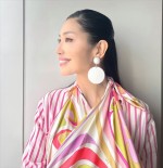 【写真】アンミカ、術後ギプス姿もオシャレに昇華　三角巾はエミリオプッチのスカーフで「顔周りが華やかになって良いわ〜」
