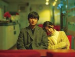 【写真】向かい合う2人、美しい風景――映画『夜明けの詩』場面カット