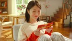 浜辺美波が出演　ロッテ「ガーナミルクチョコレート」新TVCM「アガる口どけ」篇カット