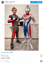 つるの剛士＆ウルトラマンダイナの2ショット　※「つるの剛士」インスタグラム