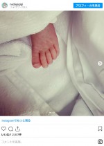 第1子の手足ショット　※「なだぎ武」インスタグラム