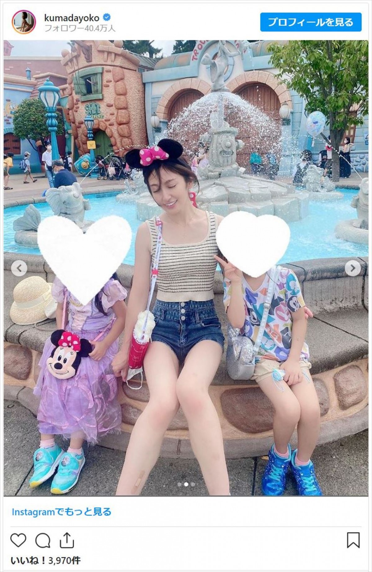 熊田曜子、美腹筋チラ見せで“親子ディズニー”堪能「流石のスタイル」「美脚」
