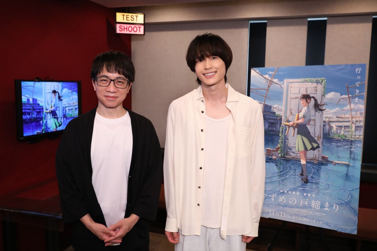 映画『すずめの戸締まり』(左から)新海誠監督、松村北斗