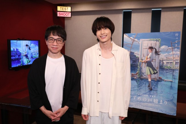 映画『すずめの戸締まり』(左から)新海誠監督、松村北斗