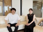 『UR LIFESTYLE COLLEGE』ゲストのバカリズム（左）とナビゲーターの吉岡里帆（右）