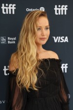 ジェニファー・ローレンス、女神感あふれるシアーなドレス姿で登場