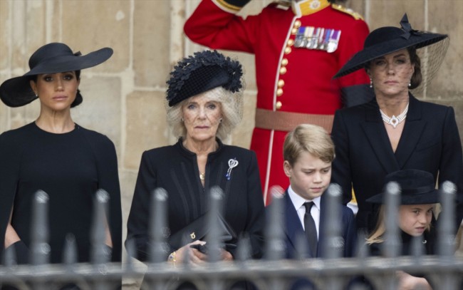 エリザベス女王の国葬に参加した（左から）メーガン妃、カミラ王妃、ジョージ王子、キャサリン皇太子妃、シャーロット王女