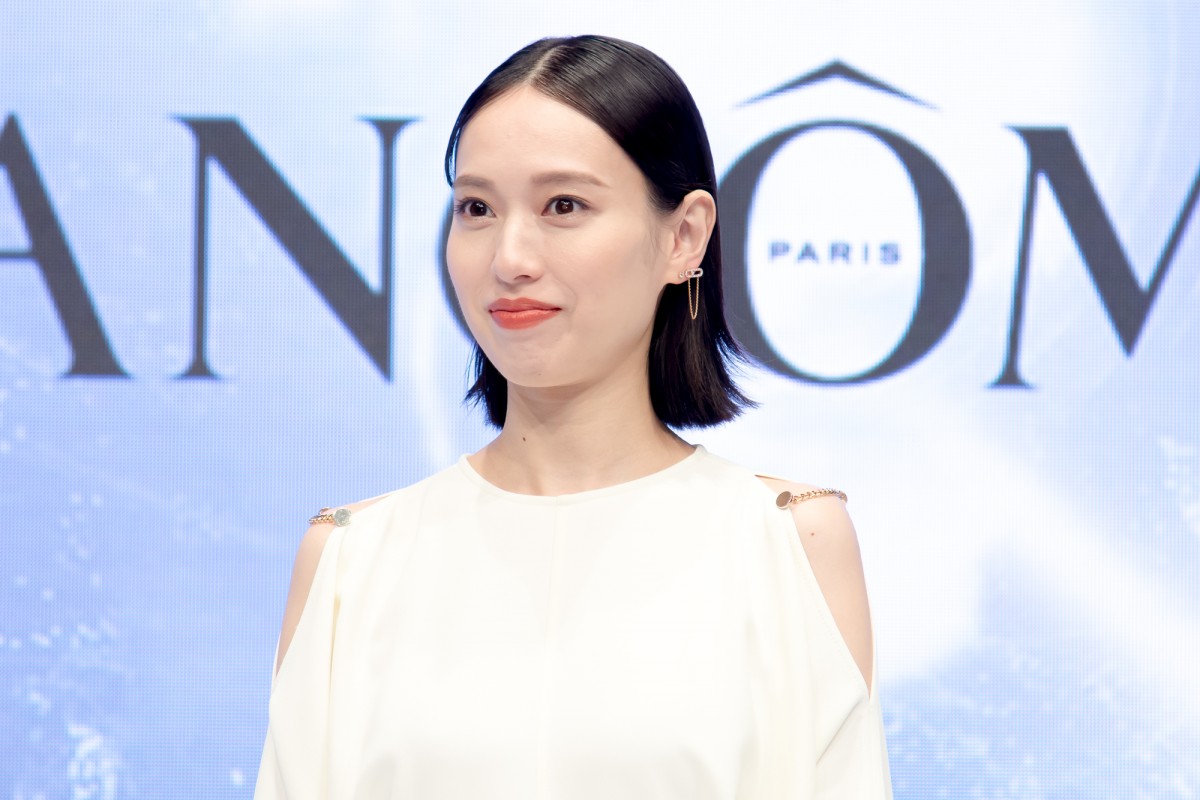 戸田恵梨香、白ドレスで登場　ポジティブに過ごす秘訣は「自分を信じてあげること」