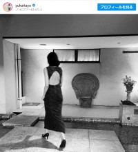 板谷由夏、背中ざっくりな大胆ドレス姿を披露　※「板谷由夏」インスタグラム