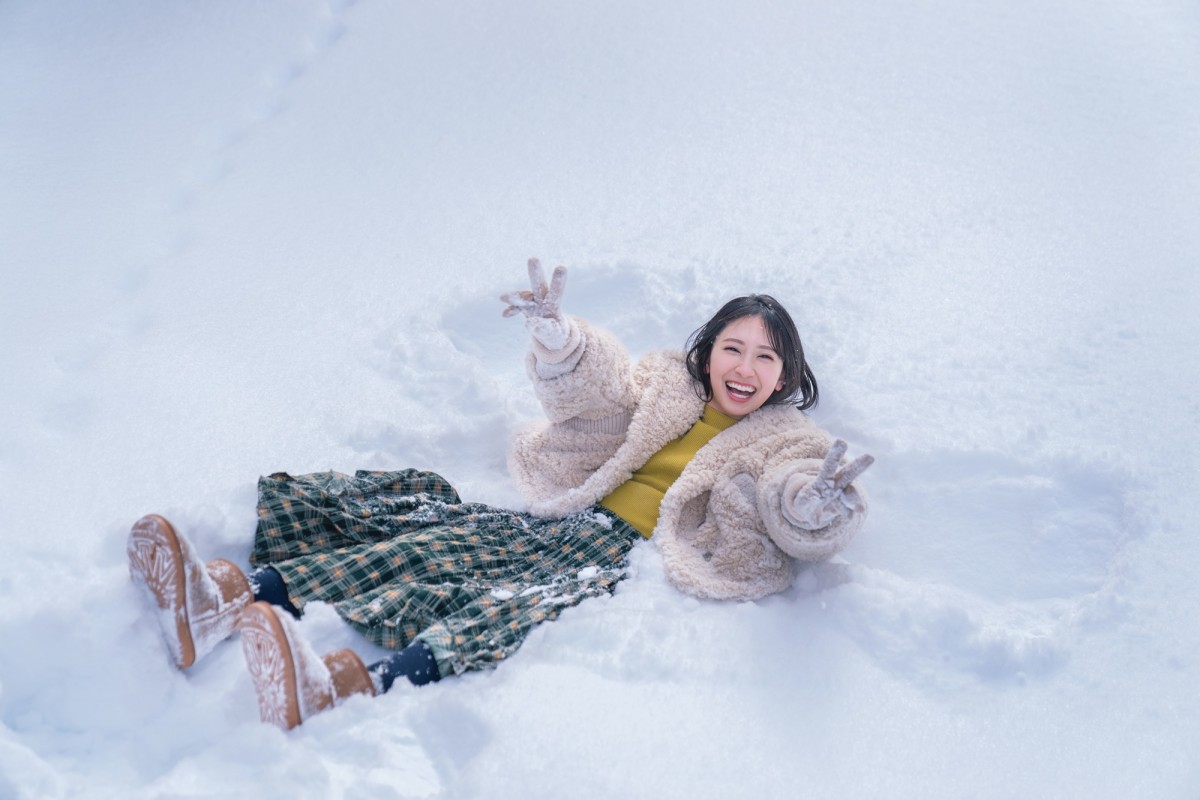日向坂46・金村美玖、ふわふわ雪に背中からダイブ　写真集新先行カット公開