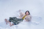 【写真】日向坂46・金村美玖、ふわふわ雪に背中からダイブ　写真集新先行カット公開