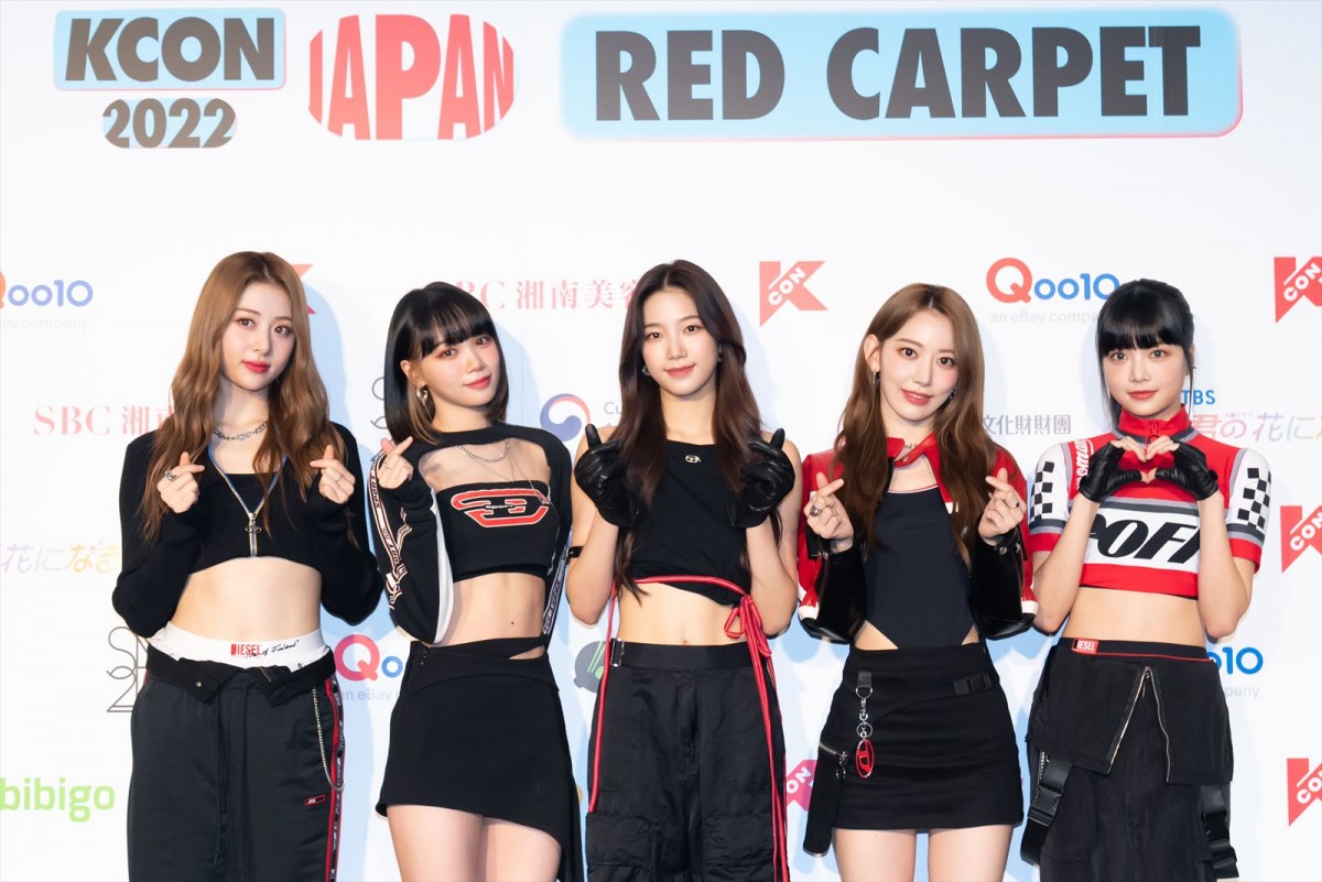 INI・LE SSERAFIMら「KCON」初日レッドカーペット　グループの個性輝く衣装に注目