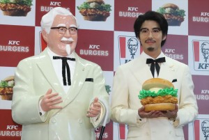 「ケンタッキーバーガー本気宣言」発表会に登壇した賀来賢人