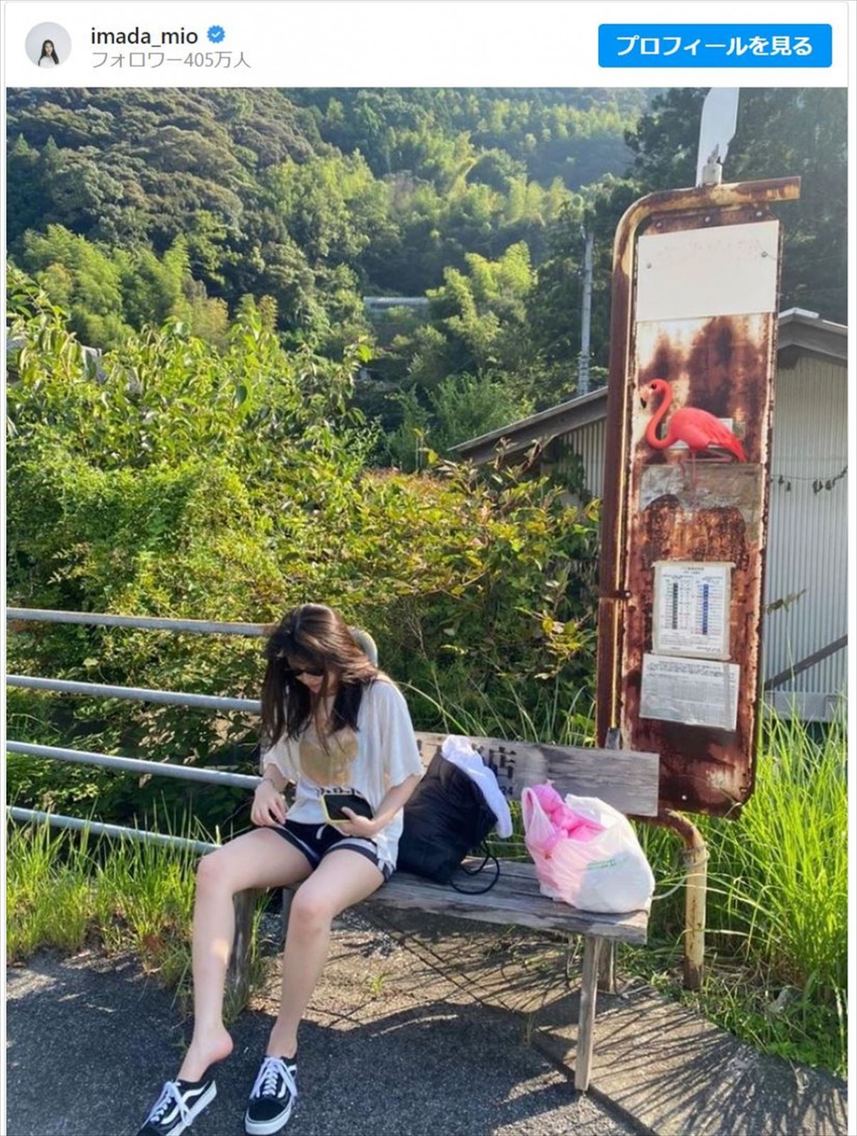 今田美桜「ラフな感じたまらん」Tシャツ＆サングラスの最新ショットに反響「脚長〜」「惚れます」