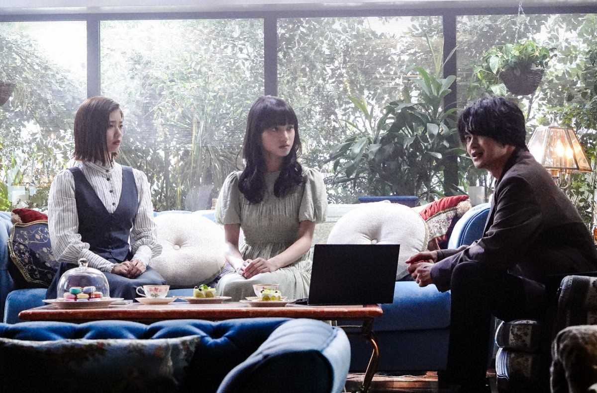 『霊媒探偵・城塚翡翠』第2話　“香月”瀬戸康史、“翡翠”清原果耶の思いを汲み難事件を推理