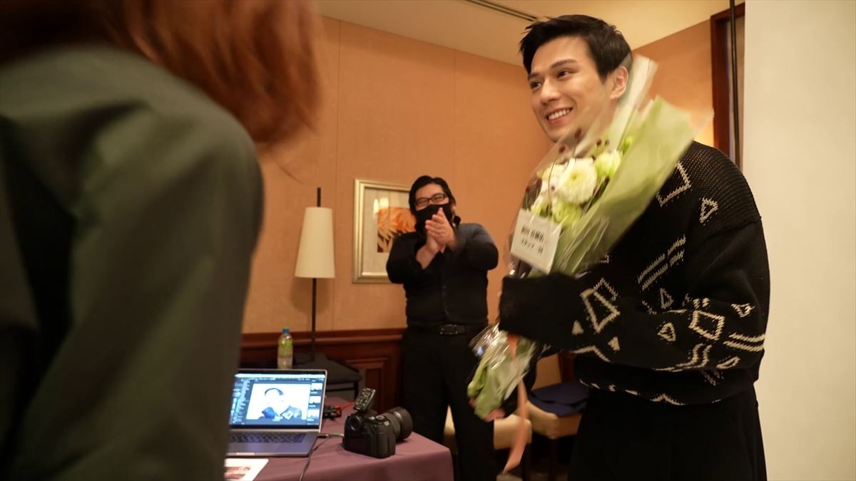 新田真剣佑とまるでホテルでお泊りデート気分!?　大人の色気あふれる新CMにドキッ