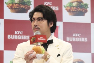 「ケンタッキーバーガー本気宣言」発表会に登壇した賀来賢人