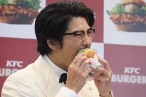 「ケンタッキーバーガー本気宣言」発表会に登壇した賀来賢人