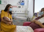 新生児を抱っこするキャサリン皇太子妃
