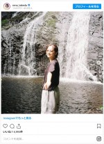 滝の前で笑顔を向ける武田玲奈 ※「武田玲奈」インスタグラム