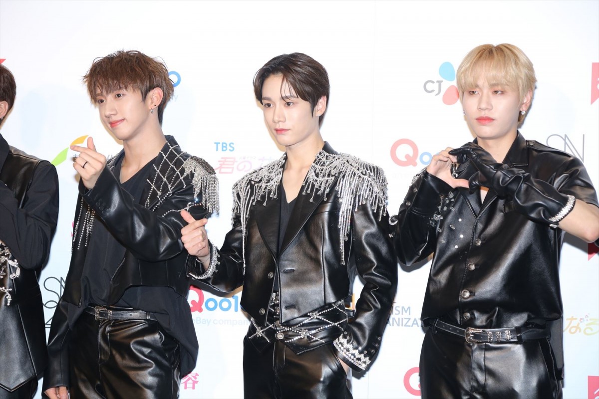 NiziU「KCON」最終日にそろって登場！　へそチラ＆ブーツのキュートコーデ