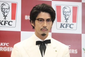 「ケンタッキーバーガー本気宣言」発表会に登壇した賀来賢人