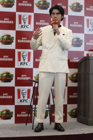 「ケンタッキーバーガー本気宣言」発表会に登壇した賀来賢人