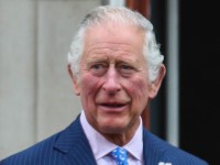 チャールズ国王、執務室にヘンリー王子の結婚式の写真