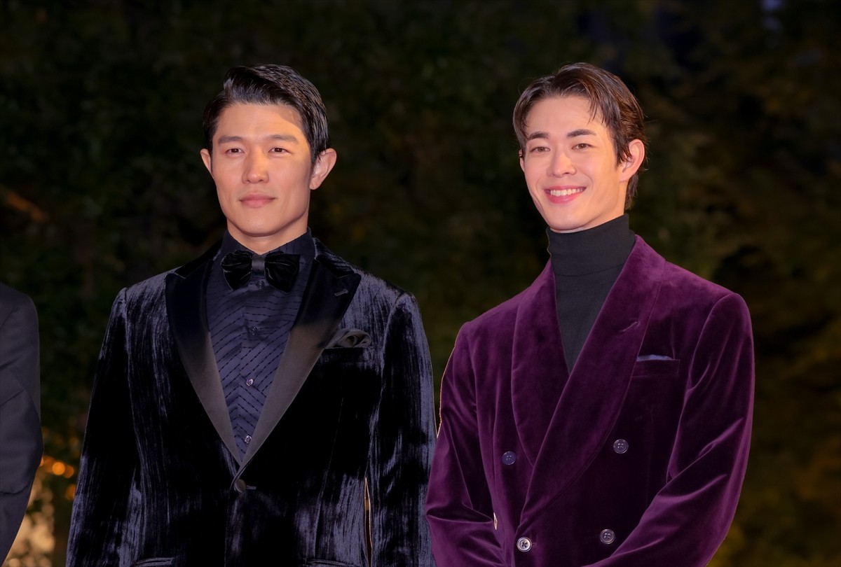 鈴木亮平＆宮沢氷魚、シックなスーツ姿で魅了！　身長180cm超えの見事な着こなし＜第35回東京国際映画祭＞