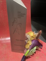 「第4回アジアコンテンツアワード（ACA）」で主演男優賞を受賞した鈴木亮平に送られた、トロフィーと花束