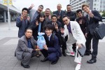 【写真】鈴木伸之、30歳の誕生日サプライズに笑顔！　奈緒＆堤真一ら『ファーストペンギン！』キャスト陣がお祝い