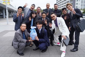 鈴木伸之が“30歳”の誕生日を迎えたことにちなんで“三本指”のポーズを決める『ファーストペンギン！』キャスト陣
