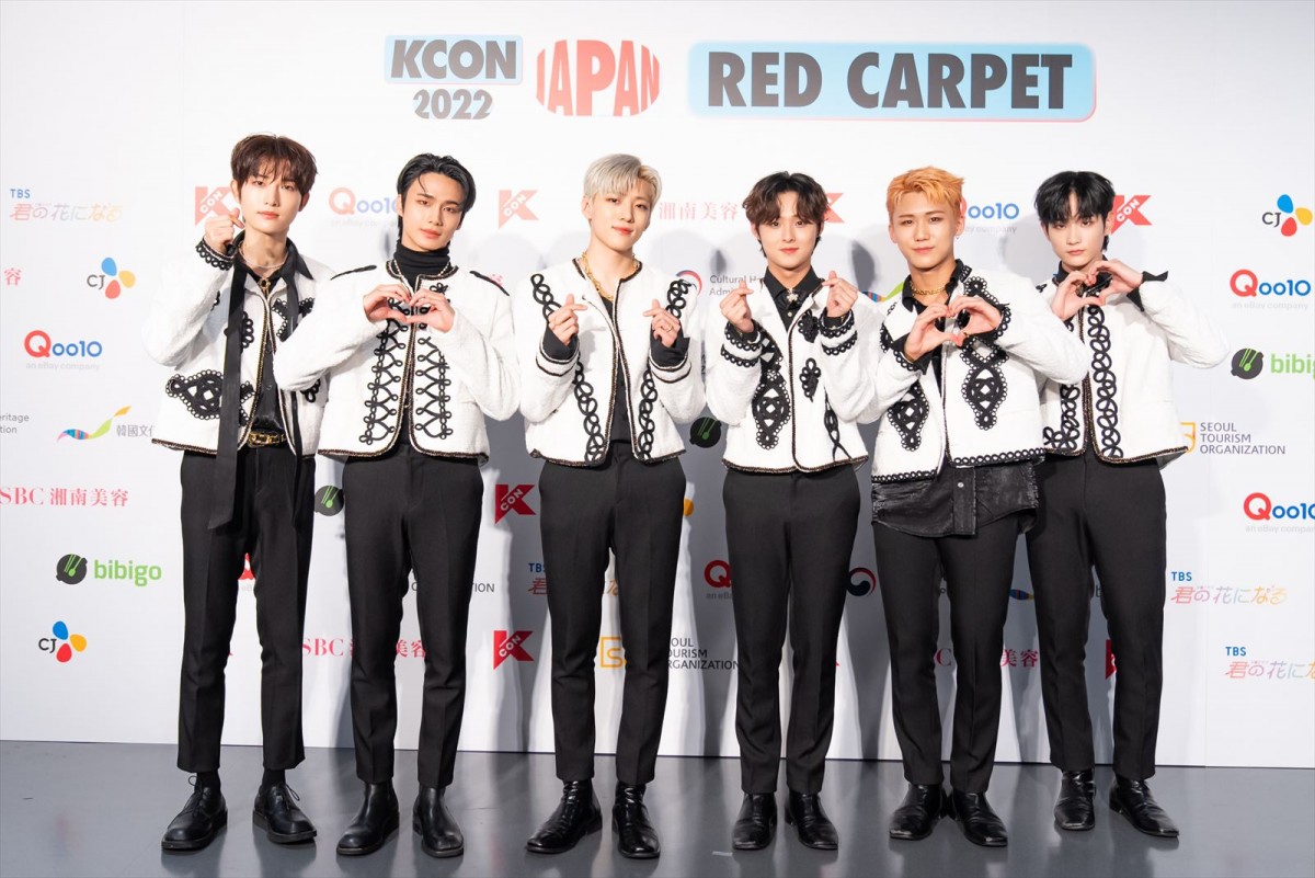 NewJeansが「KCON」に降臨！　カラフル＆スポーティーな衣装で魅了