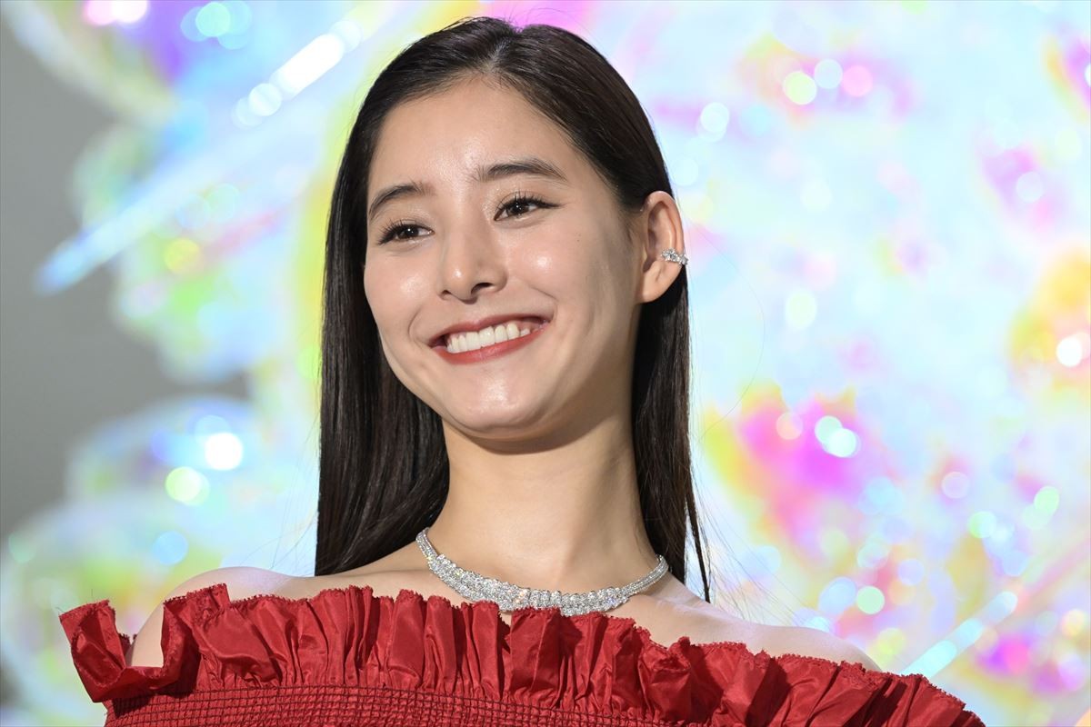新木優子、美しい深紅のドレス姿　ツリー点灯式でクリスマスの思い出語る