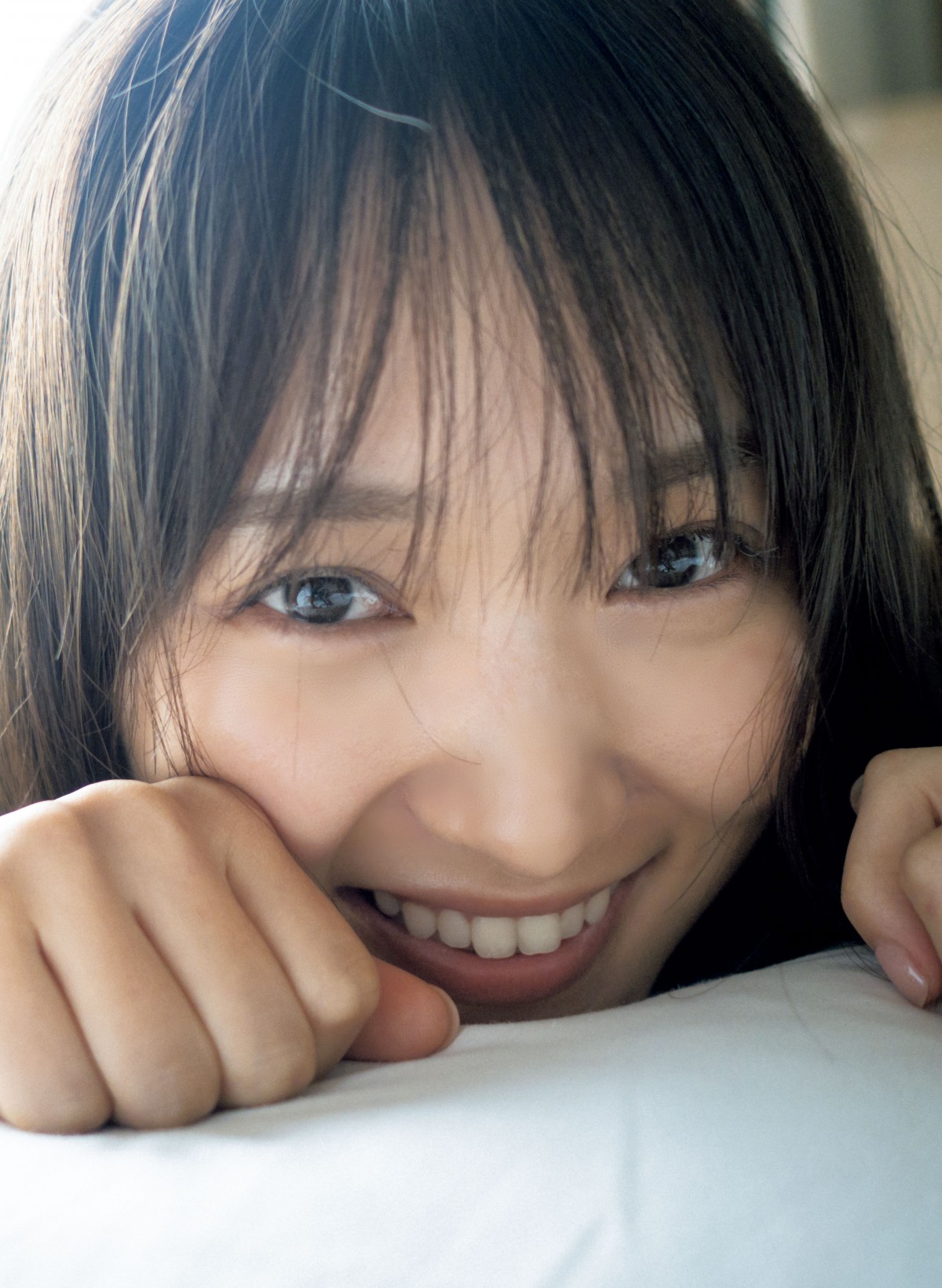 櫻坂46卒業の菅井友香、真っ白ドレス姿も　卒業写真集の未収録カット