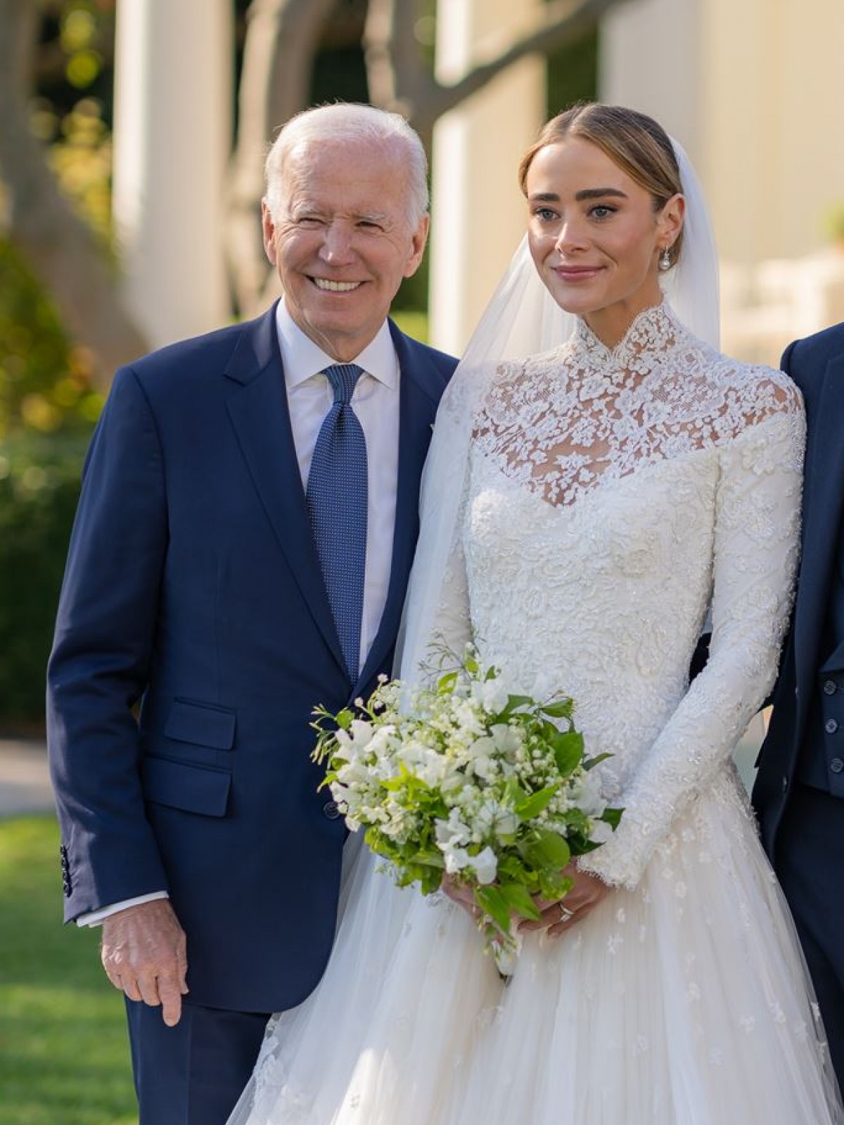 バイデン大統領の美しい孫娘、ホワイトハウスで挙式　ドレスはラルフローレン