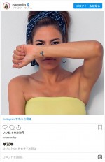 手首の裏側に「de gosling」と彫られたタトゥーを披露　※「エヴァ・メンデス」インスタグラム