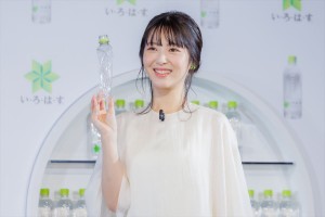 浜辺美波、「い・ろ・は・す」新ボトル 全国発売 プレス発表会に登場