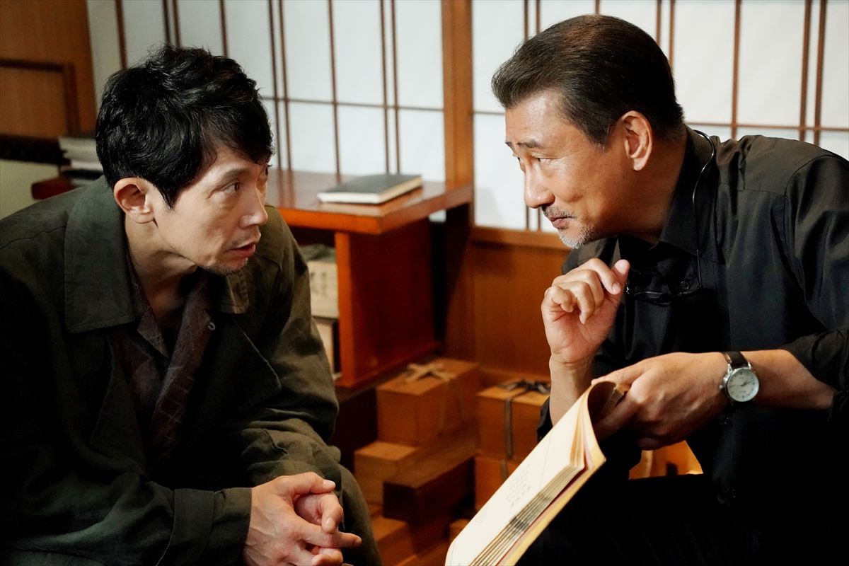 “カリスマ波動アーティスト”安田章大が大作に挑む姿も！　中井貴一×佐々木蔵之介『嘘八百 なにわ夢の陣』場面写真