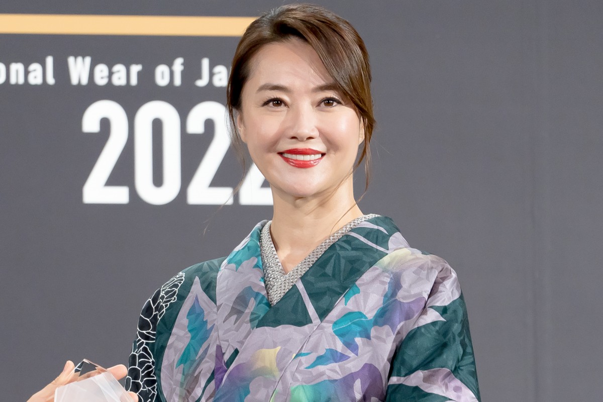 吉岡里帆、グレー基調の着物でランウェイ　着物は「憧れの装い」