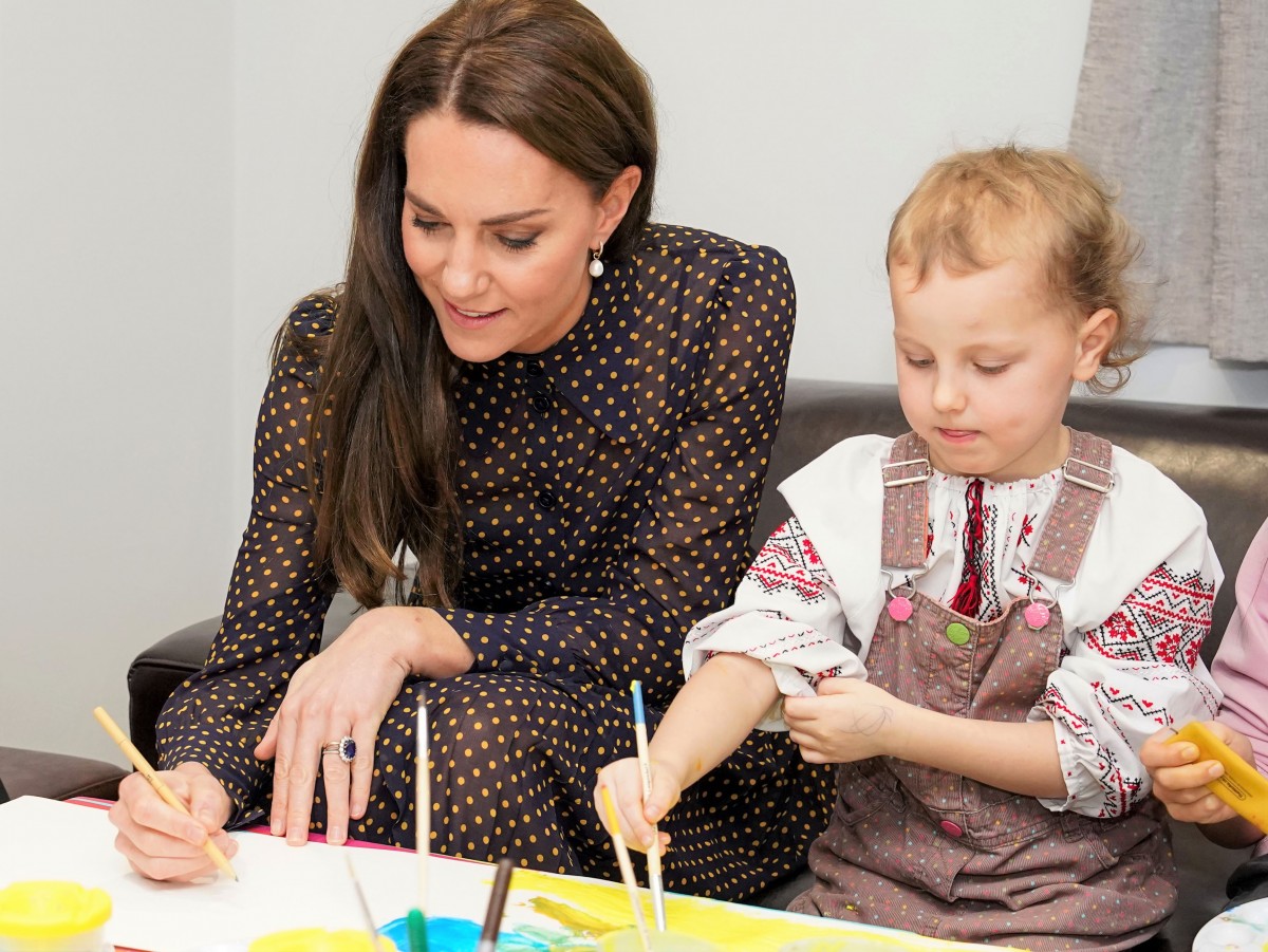 英キャサリン皇太子妃、ブルーとイエローのワンピースでウクライナ避難民を訪問