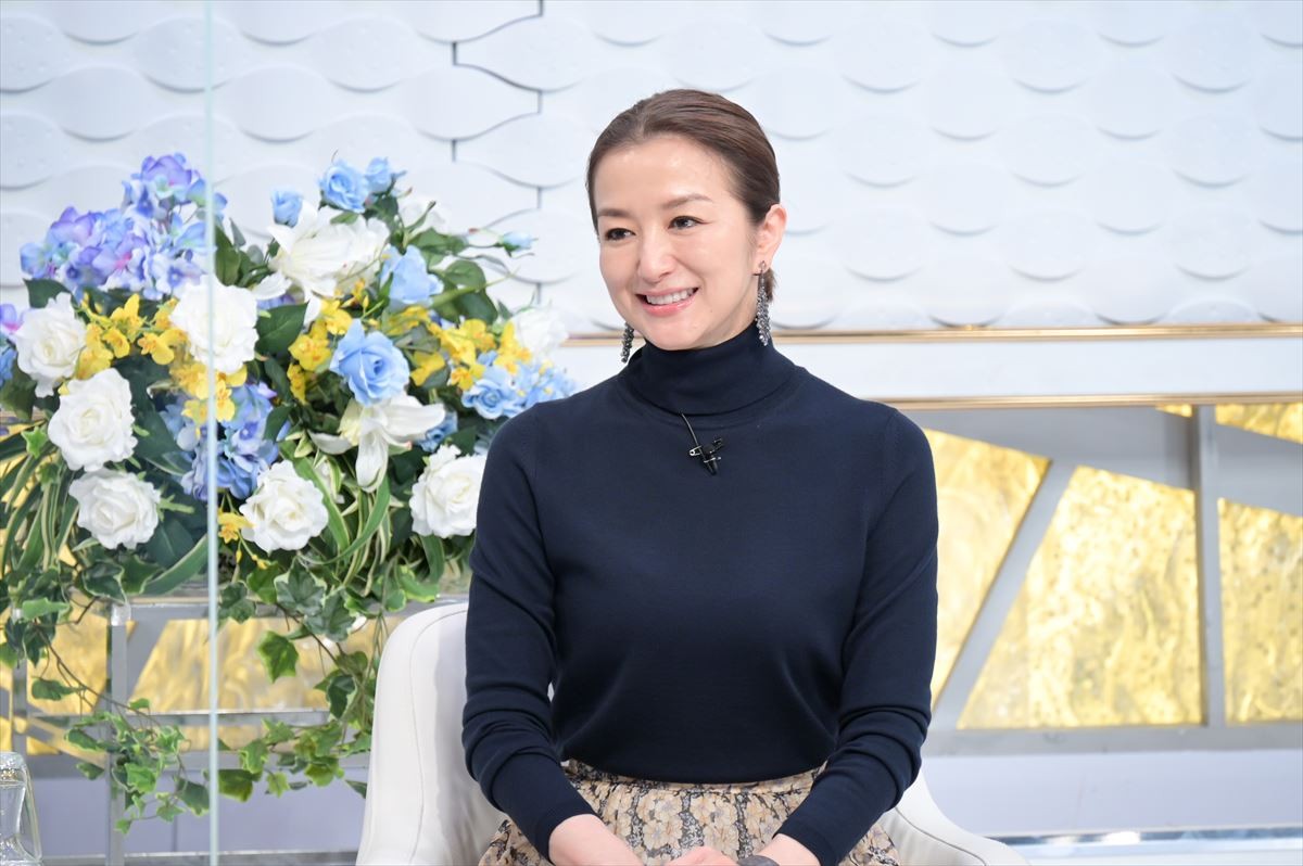 『日曜日の初耳学』に出演する鈴木京香