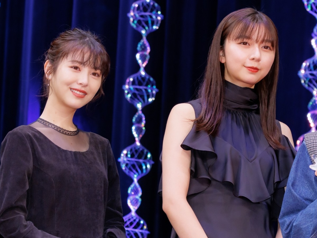 「東宝シンデレラ」「TOHO NEW FACE」オーディションの2022グランプリ発表会でプレゼンターを務めた浜辺美波(左)、上白石萌歌(右)