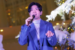 松下洸平、「『WHITE KITTE』白い森を彩る 光と音の点灯式」に登場