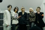 YOSHIKIと「YOSHIKI SUPERSTAR PROJECT X」のメンバーがYOSHIさんの歌声を入れた「XY」を披露