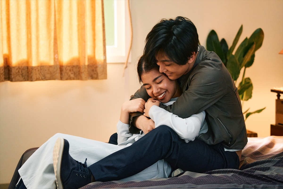 吉沢亮、婚約者に向ける愛情あふれる表情　映画『ファミリア』場面写真