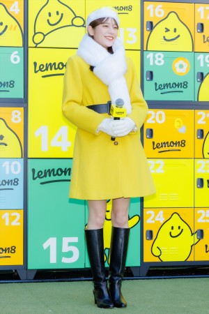 貴島明日香、「Lemon8 Happy Yellow Xmas」に登場